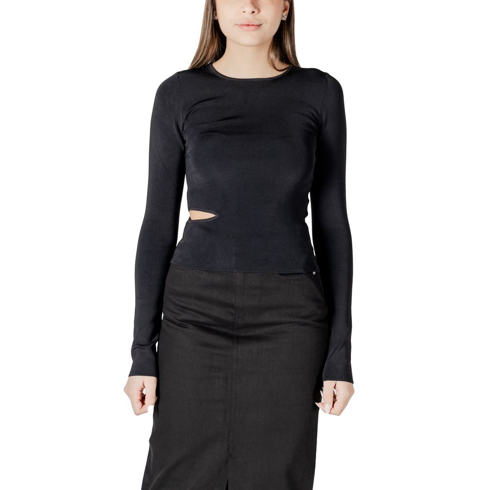Black Rayon SportswearDiscover the CUT OUT DETAIL LS SW long sleeve top by Calvin Klein Jeans, a clothing piece that combines style and comfort. Made from 100% rayon, this top is soft to the touch and offers a perfect fit. The innovative design with cut-o