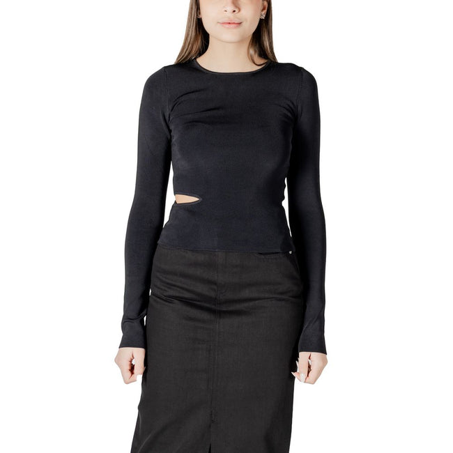 Black Rayon SportswearDiscover the CUT OUT DETAIL LS SW long sleeve top by Calvin Klein Jeans, a clothing piece that combines style and comfort. Made from 100% rayon, this top is soft to the touch and offers a perfect fit. The innovative design with cut-o