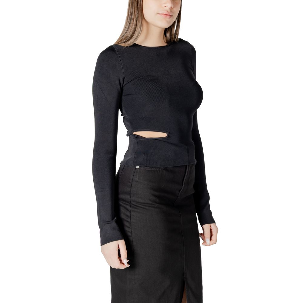 Black Rayon SportswearDiscover the CUT OUT DETAIL LS SW long sleeve top by Calvin Klein Jeans, a clothing piece that combines style and comfort. Made from 100% rayon, this top is soft to the touch and offers a perfect fit. The innovative design with cut-o