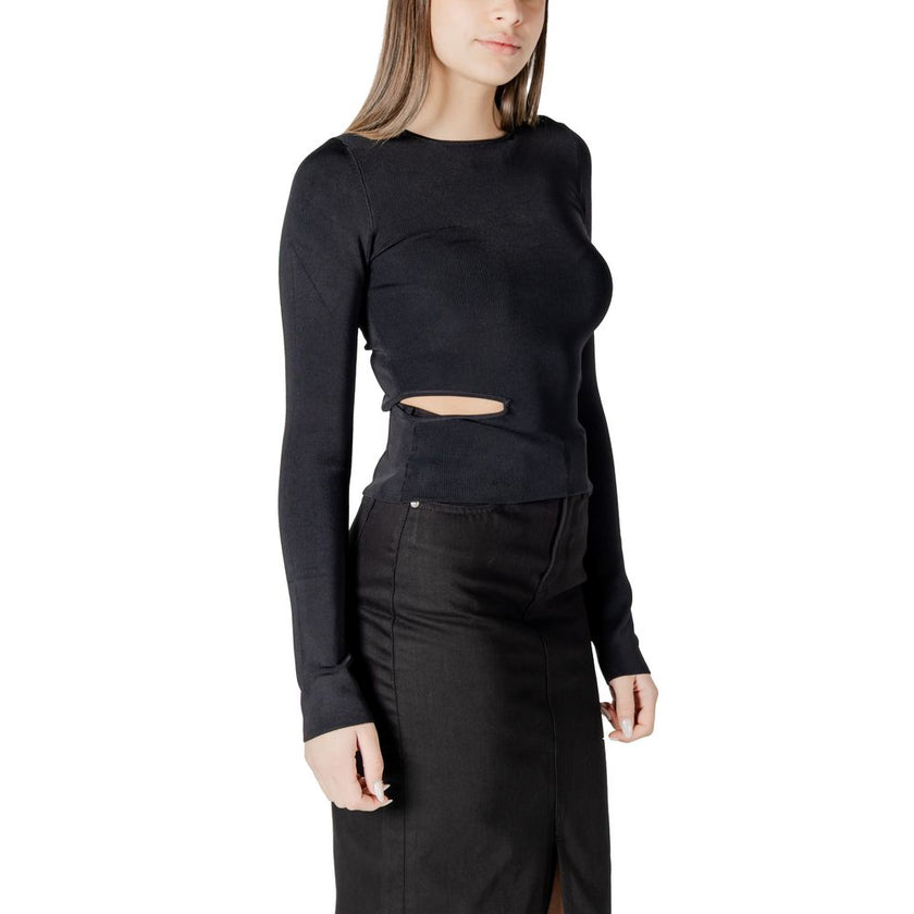 Black Rayon SportswearDiscover the CUT OUT DETAIL LS SW long sleeve top by Calvin Klein Jeans, a clothing piece that combines style and comfort. Made from 100% rayon, this top is soft to the touch and offers a perfect fit. The innovative design with cut-o