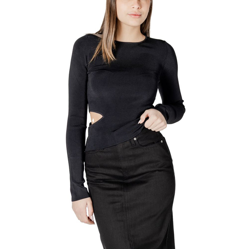 Black Rayon SportswearDiscover the CUT OUT DETAIL LS SW long sleeve top by Calvin Klein Jeans, a clothing piece that combines style and comfort. Made from 100% rayon, this top is soft to the touch and offers a perfect fit. The innovative design with cut-o