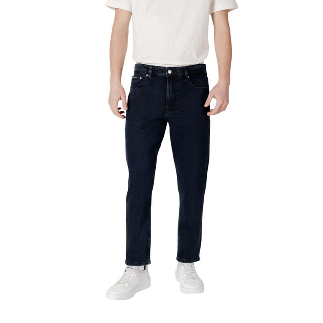Blue Cotton Relaxed Fit JeanDiscover the regular/loose fit men’s jeans by Calvin Klein Jeans DAD JEAN J30J325996, an essential piece for your wardrobe. Made from 79% cotton, 20% recycled cotton, and 1% elastane/lycra, these jeans provide optimal comfort a