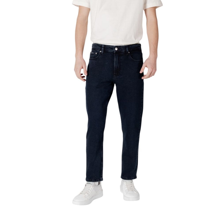 Blue Cotton Relaxed Fit JeanDiscover the regular/loose fit men’s jeans by Calvin Klein Jeans DAD JEAN J30J325996, an essential piece for your wardrobe. Made from 79% cotton, 20% recycled cotton, and 1% elastane/lycra, these jeans provide optimal comfort a