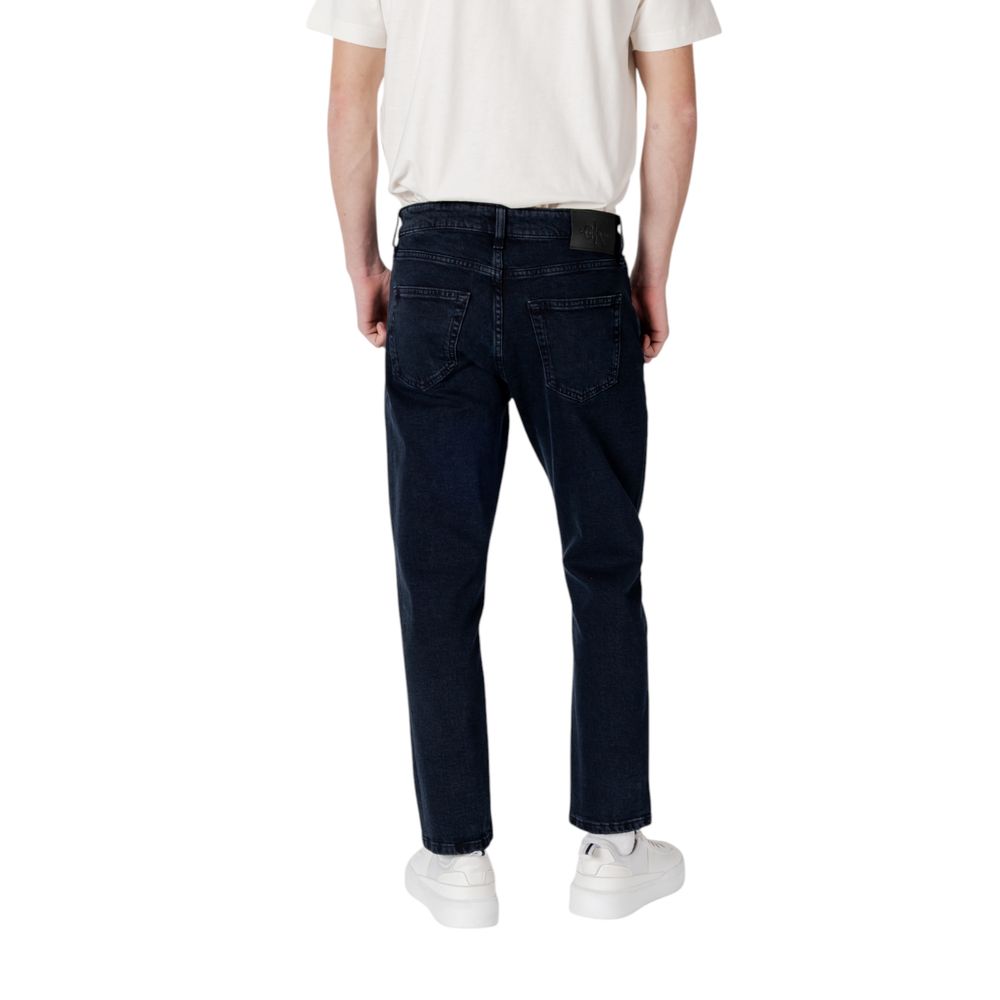 Blue Cotton Relaxed Fit JeanDiscover the regular/loose fit men’s jeans by Calvin Klein Jeans DAD JEAN J30J325996, an essential piece for your wardrobe. Made from 79% cotton, 20% recycled cotton, and 1% elastane/lycra, these jeans provide optimal comfort a