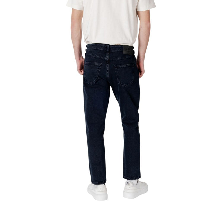 Blue Cotton Relaxed Fit JeanDiscover the regular/loose fit men’s jeans by Calvin Klein Jeans DAD JEAN J30J325996, an essential piece for your wardrobe. Made from 79% cotton, 20% recycled cotton, and 1% elastane/lycra, these jeans provide optimal comfort a