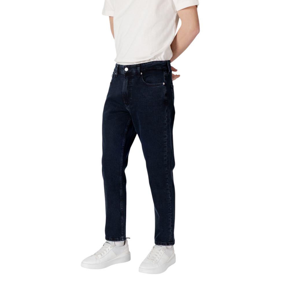 Blue Cotton Relaxed Fit JeanDiscover the regular/loose fit men’s jeans by Calvin Klein Jeans DAD JEAN J30J325996, an essential piece for your wardrobe. Made from 79% cotton, 20% recycled cotton, and 1% elastane/lycra, these jeans provide optimal comfort a