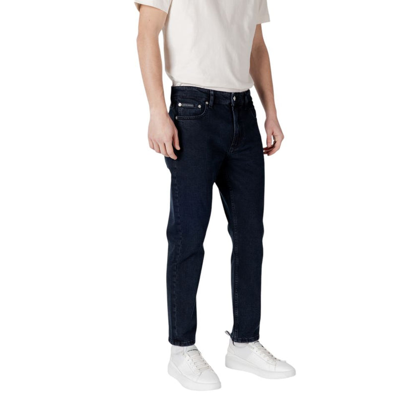 Blue Cotton Relaxed Fit JeanDiscover the regular/loose fit men’s jeans by Calvin Klein Jeans DAD JEAN J30J325996, an essential piece for your wardrobe. Made from 79% cotton, 20% recycled cotton, and 1% elastane/lycra, these jeans provide optimal comfort a