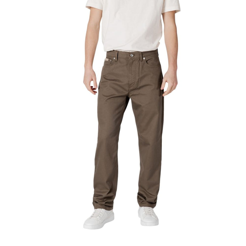 Green Cotton PantThe Calvin Klein Jeans STRAIGHT COTTON TWIL regular comfort pants for men are perfect for those seeking a balance of style and comfort. Made from a blend of 57% cotton and 43% polyester, these pants provide a soft feel against the skin an