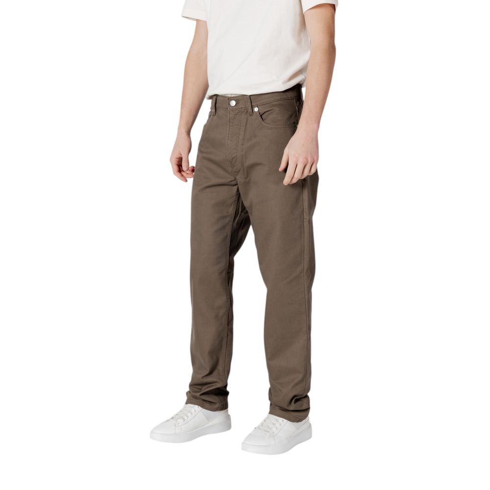 Green Cotton PantThe Calvin Klein Jeans STRAIGHT COTTON TWIL regular comfort pants for men are perfect for those seeking a balance of style and comfort. Made from a blend of 57% cotton and 43% polyester, these pants provide a soft feel against the skin an