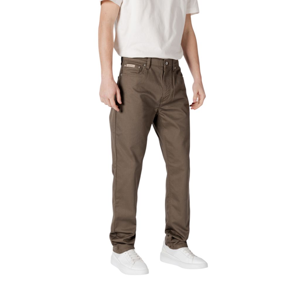 Green Cotton PantThe Calvin Klein Jeans STRAIGHT COTTON TWIL regular comfort pants for men are perfect for those seeking a balance of style and comfort. Made from a blend of 57% cotton and 43% polyester, these pants provide a soft feel against the skin an