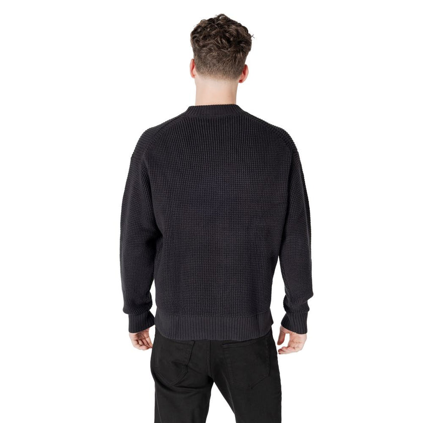 Black Organic Cotton SweaterDiscover the Calvin Klein Jeans CHUNKY TEXTURE SWEAT menâs sweater, a high-quality piece made from 80% organic cotton, 17% polyamide, and 3% elastane/lycra. This sweater features a chunky texture that adds a modern touch to y