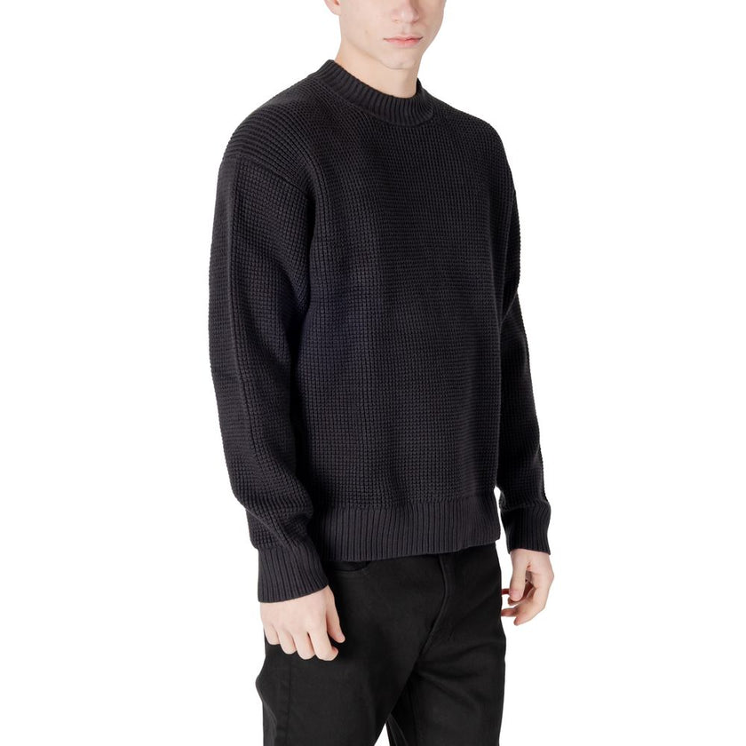 Black Organic Cotton SweaterDiscover the Calvin Klein Jeans CHUNKY TEXTURE SWEAT menâs sweater, a high-quality piece made from 80% organic cotton, 17% polyamide, and 3% elastane/lycra. This sweater features a chunky texture that adds a modern touch to y