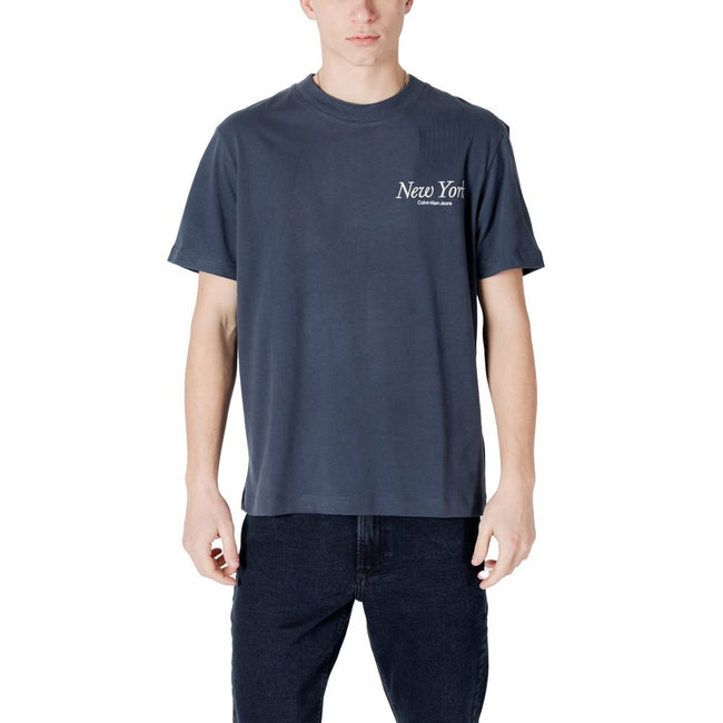 Blue Cotton T-ShirtDiscover the Calvin Klein Jeans NEW YORK SCRIPT TEE J30J326862 short-sleeve t-shirt for men, an essential piece for your wardrobe. Made from 100% cotton, this t-shirt provides exceptional comfort and a soft fit against the skin. The des