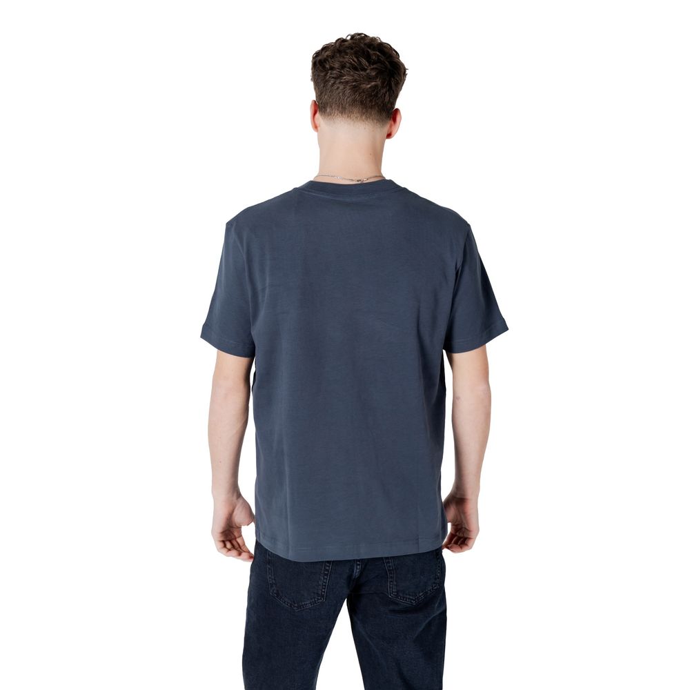 Blue Cotton T-ShirtDiscover the Calvin Klein Jeans NEW YORK SCRIPT TEE J30J326862 short-sleeve t-shirt for men, an essential piece for your wardrobe. Made from 100% cotton, this t-shirt provides exceptional comfort and a soft fit against the skin. The des