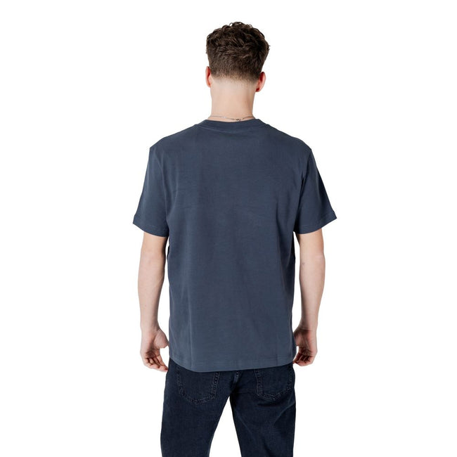 Blue Cotton T-ShirtDiscover the Calvin Klein Jeans NEW YORK SCRIPT TEE J30J326862 short-sleeve t-shirt for men, an essential piece for your wardrobe. Made from 100% cotton, this t-shirt provides exceptional comfort and a soft fit against the skin. The des
