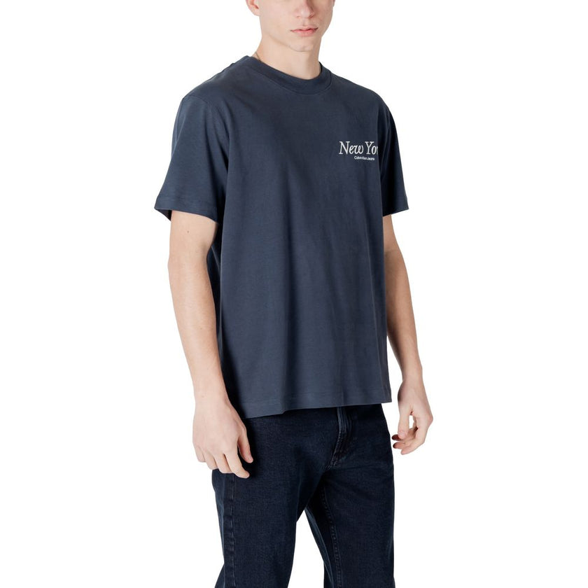 Blue Cotton T-ShirtDiscover the Calvin Klein Jeans NEW YORK SCRIPT TEE J30J326862 short-sleeve t-shirt for men, an essential piece for your wardrobe. Made from 100% cotton, this t-shirt provides exceptional comfort and a soft fit against the skin. The des