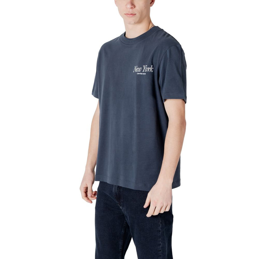 Blue Cotton T-ShirtDiscover the Calvin Klein Jeans NEW YORK SCRIPT TEE J30J326862 short-sleeve t-shirt for men, an essential piece for your wardrobe. Made from 100% cotton, this t-shirt provides exceptional comfort and a soft fit against the skin. The des
