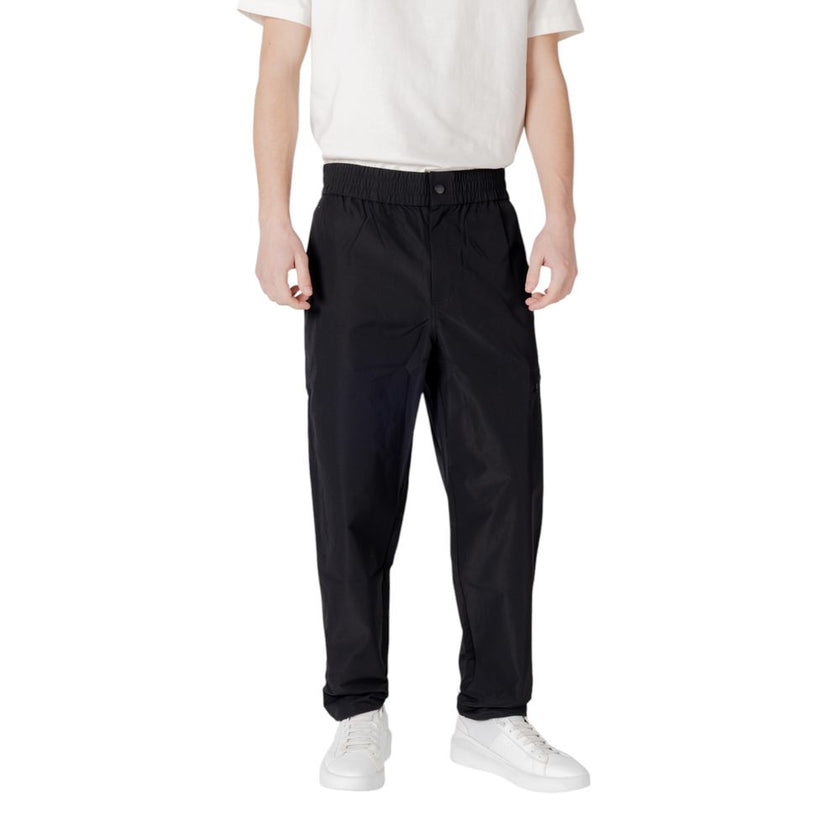 Black Polyester Casual PantsDiscover unparalleled comfort with the Calvin Klein Jeans TRACK PANT regular/comfort pants for men. Made from 100% polyester, these pants offer a comfortable and versatile fit, perfect for your everyday activities. The modern d