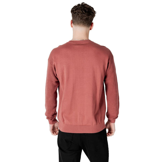 Red Cotton SweaterThe Calvin Klein Jeans MONOLOGO J30J325671 men’s sweater offers a contemporary and refined style, perfect for any casual or informal occasion. Made from 100% transitional in-conversion cotton, this garment ensures comfort, breathability,