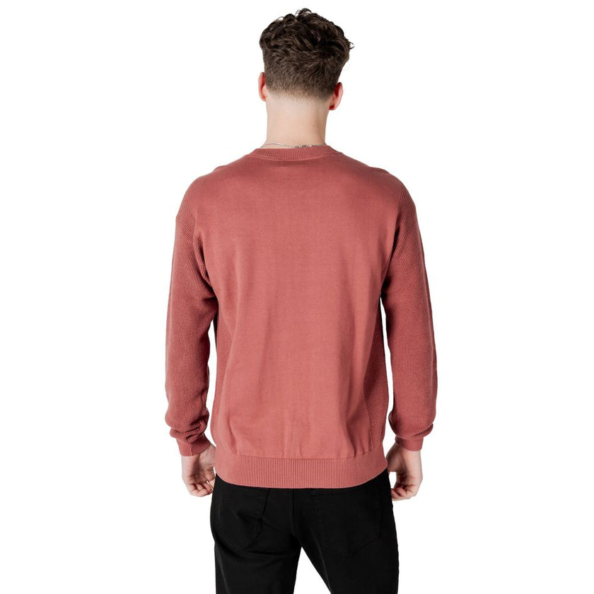 Red Cotton SweaterThe Calvin Klein Jeans MONOLOGO J30J325671 men’s sweater offers a contemporary and refined style, perfect for any casual or informal occasion. Made from 100% transitional in-conversion cotton, this garment ensures comfort, breathability,