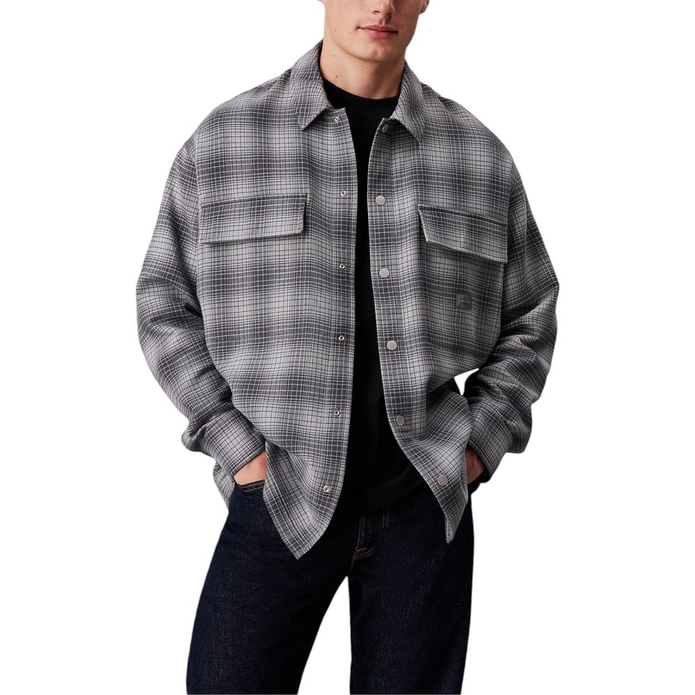 White Cotton ShirtDiscover the CHECK OVERSHIRT J30J326183 long sleeve shirt by Calvin Klein Jeans, a versatile and stylish clothing piece. Made from a blend of 60% cotton and 40% polyester, this shirt provides an excellent combination of comfort and durab