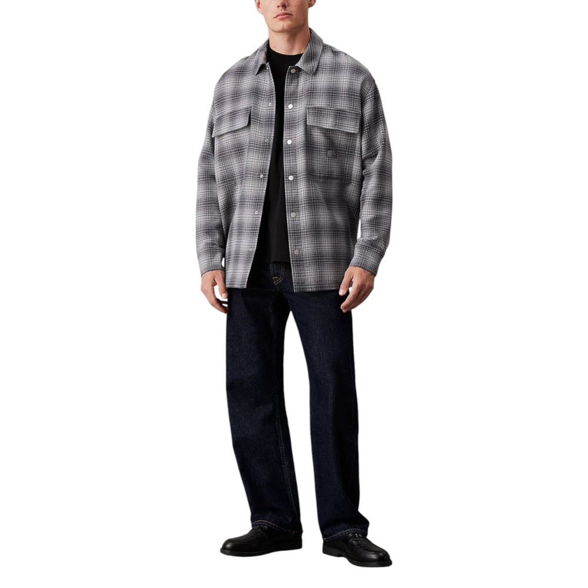 White Cotton ShirtDiscover the CHECK OVERSHIRT J30J326183 long sleeve shirt by Calvin Klein Jeans, a versatile and stylish clothing piece. Made from a blend of 60% cotton and 40% polyester, this shirt provides an excellent combination of comfort and durab