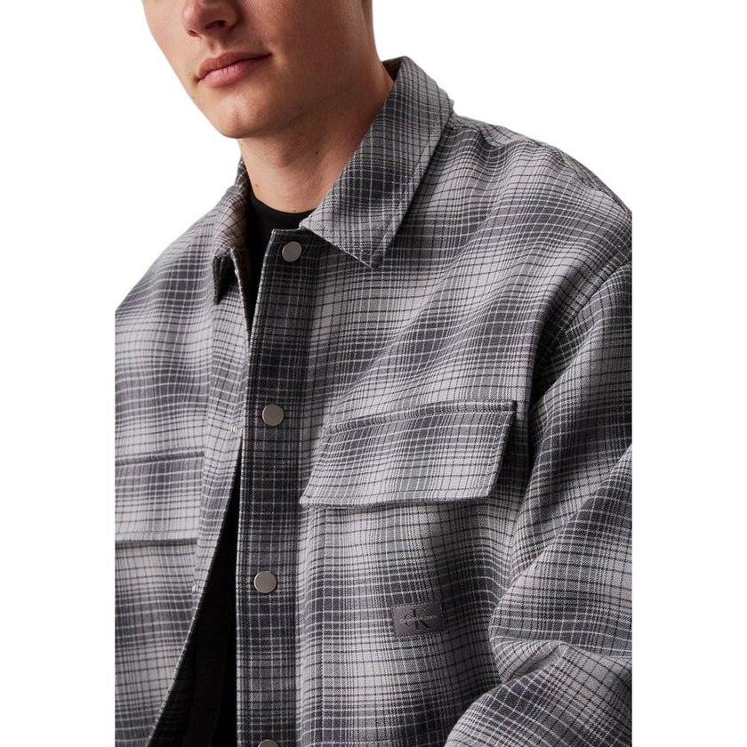 White Cotton ShirtDiscover the CHECK OVERSHIRT J30J326183 long sleeve shirt by Calvin Klein Jeans, a versatile and stylish clothing piece. Made from a blend of 60% cotton and 40% polyester, this shirt provides an excellent combination of comfort and durab