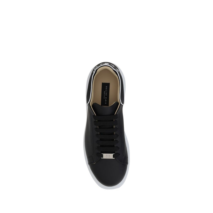 Black Rubber Low Top SneakersPhilipp Plein’s leather Sneakers combine elegance and boldness with their distinctive design. The front lace-up closure ensures a secure fit, while the round toe offers comfort and practicality. The iconic contrasting monogram