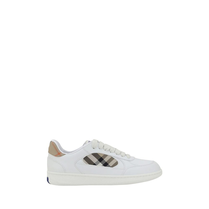 White Calf Leather Bos Taurus Low Top SneakersBurberry’s leather Sneakers combine elegance and comfort with a lace-up closure and contrasting side panel with classic Burberry Check. The model is embellished with an Equestrian Knight Design label and conto