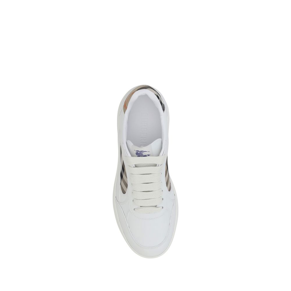 White Calf Leather Bos Taurus Low Top SneakersBurberry’s leather Sneakers combine elegance and comfort with a lace-up closure and contrasting side panel with classic Burberry Check. The model is embellished with an Equestrian Knight Design label and conto