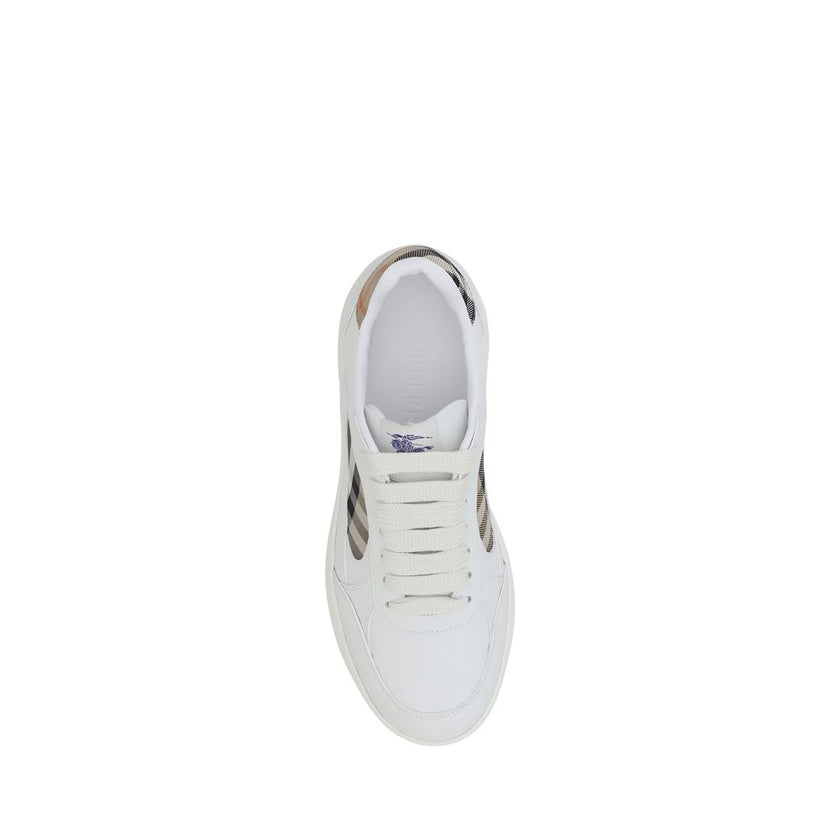 White Calf Leather Bos Taurus Low Top SneakersBurberry’s leather Sneakers combine elegance and comfort with a lace-up closure and contrasting side panel with classic Burberry Check. The model is embellished with an Equestrian Knight Design label and conto