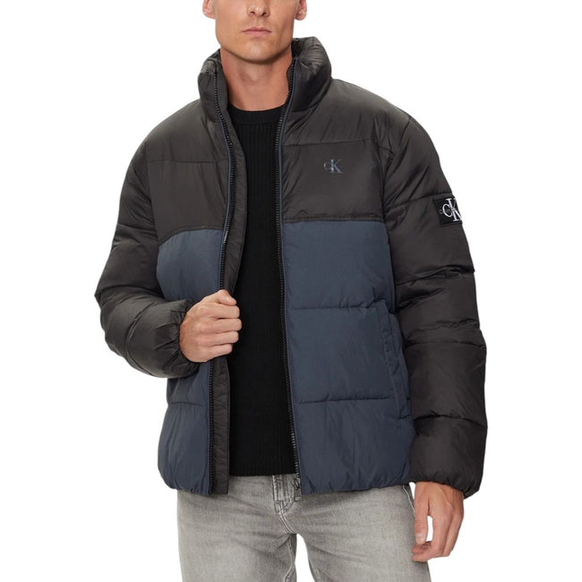 Blue Recycled Polyamide Jackets & CoatDiscover the Calvin Klein Jeans NON DOWN BLOCKING PU J30J325584 men’s puffer jacket, made from 100% recycled polyamide, a sustainable and stylish choice for your winter wardrobe. This puffer jacket features a modern a