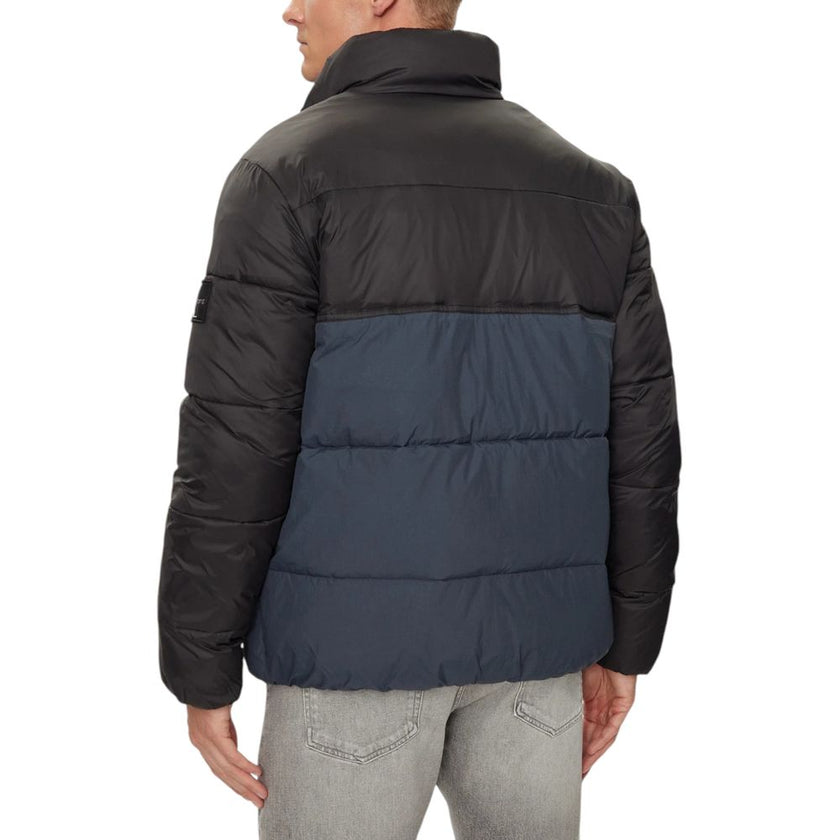 Blue Recycled Polyamide Jackets & CoatDiscover the Calvin Klein Jeans NON DOWN BLOCKING PU J30J325584 men’s puffer jacket, made from 100% recycled polyamide, a sustainable and stylish choice for your winter wardrobe. This puffer jacket features a modern a
