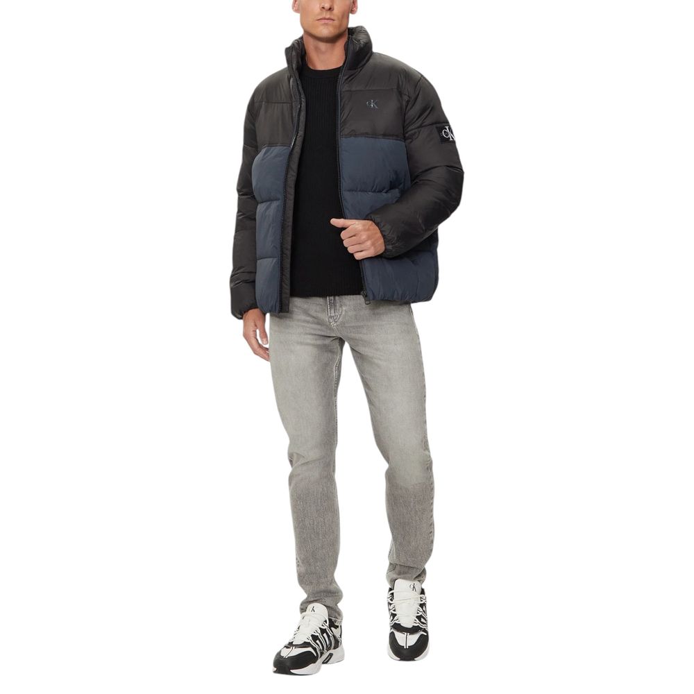 Blue Recycled Polyamide Jackets & CoatDiscover the Calvin Klein Jeans NON DOWN BLOCKING PU J30J325584 men’s puffer jacket, made from 100% recycled polyamide, a sustainable and stylish choice for your winter wardrobe. This puffer jacket features a modern a