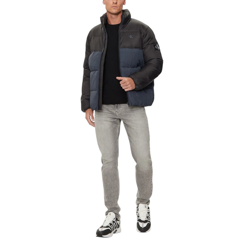 Blue Recycled Polyamide Jackets & CoatDiscover the Calvin Klein Jeans NON DOWN BLOCKING PU J30J325584 men’s puffer jacket, made from 100% recycled polyamide, a sustainable and stylish choice for your winter wardrobe. This puffer jacket features a modern a