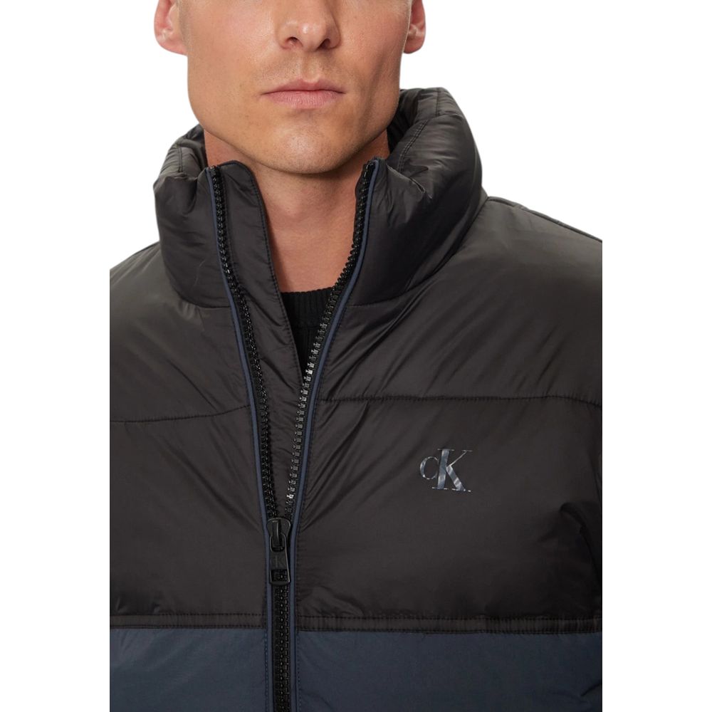 Blue Recycled Polyamide Jackets & CoatDiscover the Calvin Klein Jeans NON DOWN BLOCKING PU J30J325584 men’s puffer jacket, made from 100% recycled polyamide, a sustainable and stylish choice for your winter wardrobe. This puffer jacket features a modern a