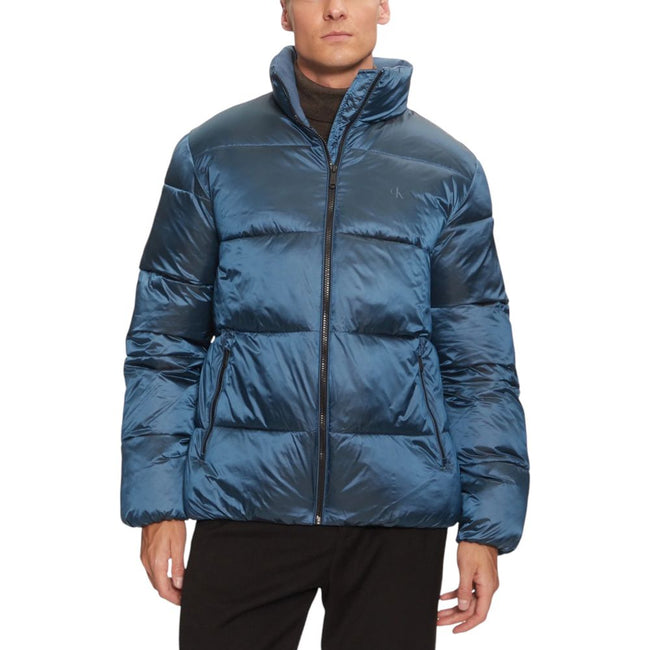 Blue Recycled Polyamide Jackets & CoatDiscover the Calvin Klein Jeans TWO TONE PUFFER JACK J30J326097 men’s puffer jacket, made from 100% recycled polyamide, a great choice for those seeking sustainability and style. This jacket features a modern and func