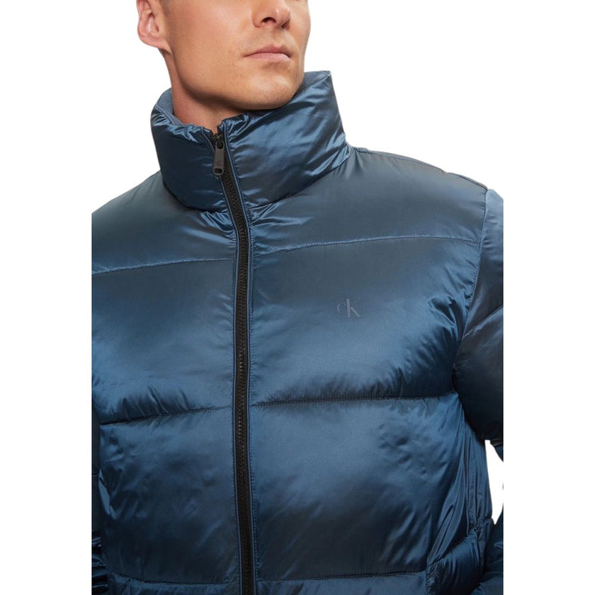 Blue Recycled Polyamide Jackets & CoatDiscover the Calvin Klein Jeans TWO TONE PUFFER JACK J30J326097 men’s puffer jacket, made from 100% recycled polyamide, a great choice for those seeking sustainability and style. This jacket features a modern and func
