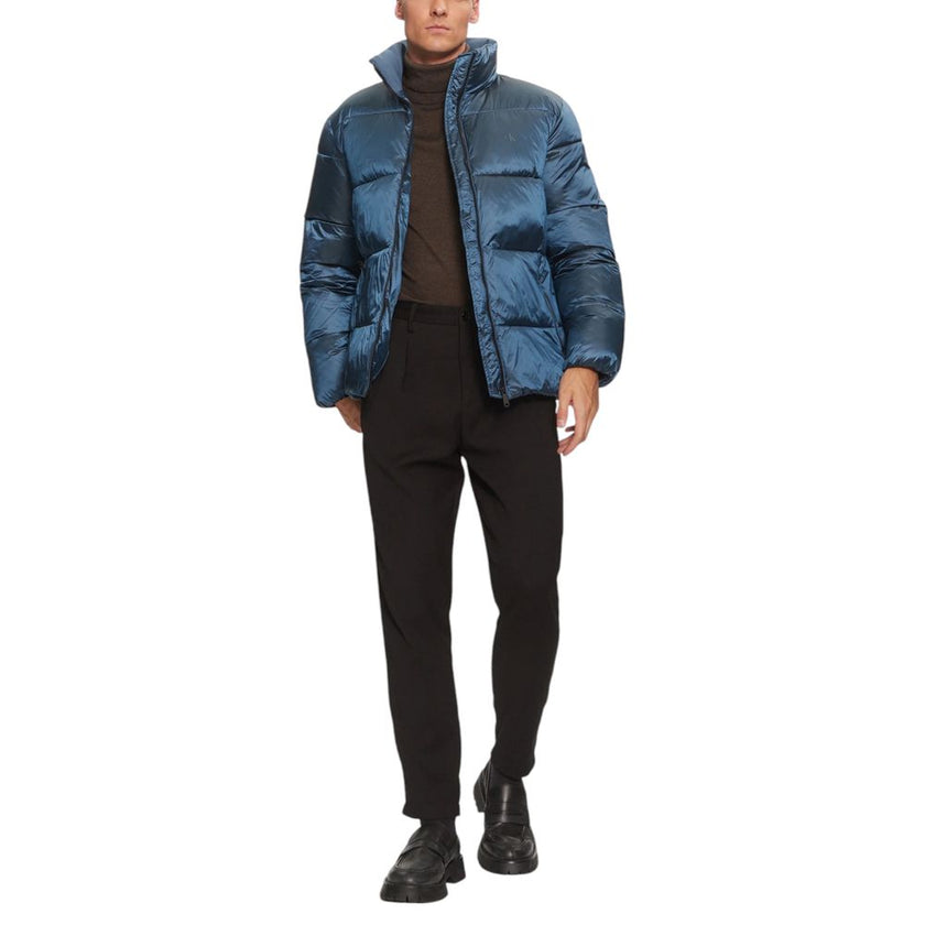 Blue Recycled Polyamide Jackets & CoatDiscover the Calvin Klein Jeans TWO TONE PUFFER JACK J30J326097 men’s puffer jacket, made from 100% recycled polyamide, a great choice for those seeking sustainability and style. This jacket features a modern and func