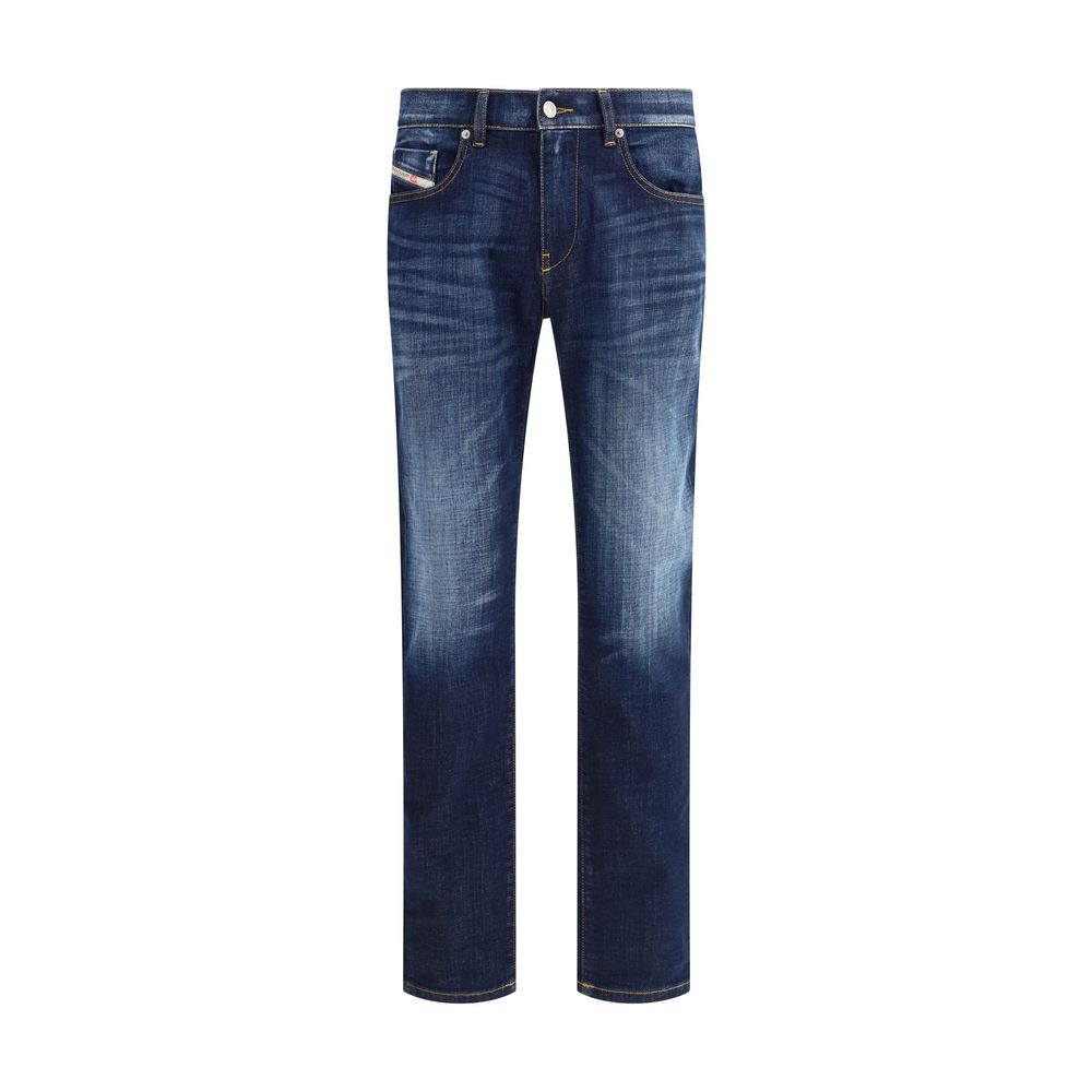 Blue Cotton 2019 D-strukt JeansThe 2019 D-Strukt cotton Jeans from Diesel offer a contemporary and versatile look. The straight five-pocket design ensures comfort and practicality, with a front button and zipper closure for a secure fit. Belt loops on the