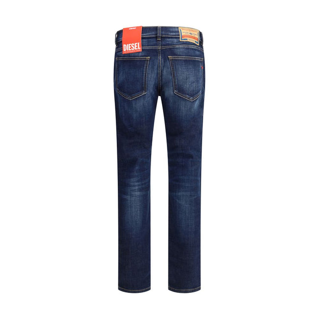 Blue Cotton 2019 D-strukt JeansThe 2019 D-Strukt cotton Jeans from Diesel offer a contemporary and versatile look. The straight five-pocket design ensures comfort and practicality, with a front button and zipper closure for a secure fit. Belt loops on the
