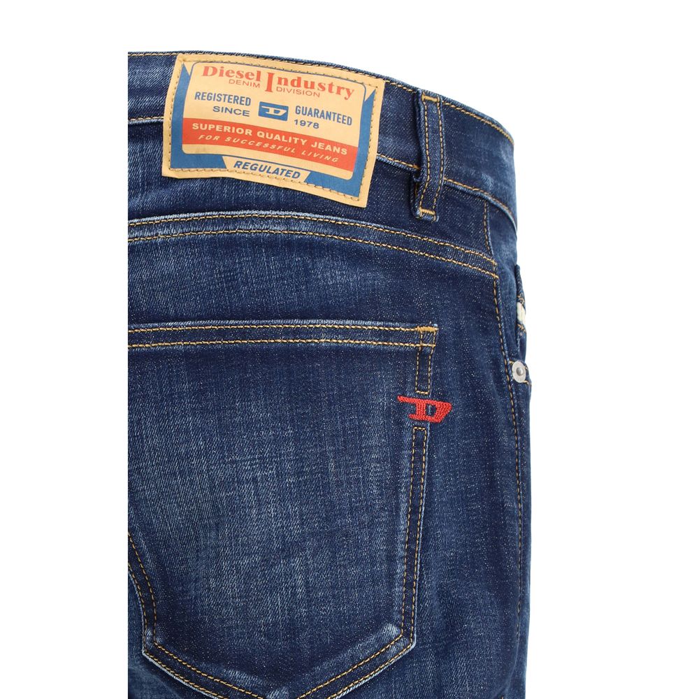 Blue Cotton 2019 D-strukt JeansThe 2019 D-Strukt cotton Jeans from Diesel offer a contemporary and versatile look. The straight five-pocket design ensures comfort and practicality, with a front button and zipper closure for a secure fit. Belt loops on the