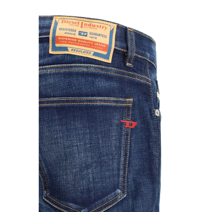 Blue Cotton 2019 D-strukt JeansThe 2019 D-Strukt cotton Jeans from Diesel offer a contemporary and versatile look. The straight five-pocket design ensures comfort and practicality, with a front button and zipper closure for a secure fit. Belt loops on the