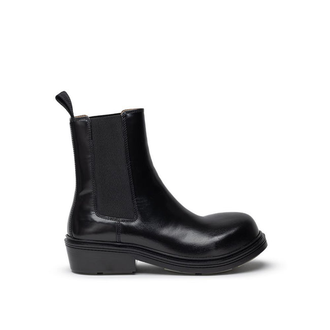 Black Leather Chelsea BootsBottega Veneta Brushed Leather Fireman Boot Versatile and practical, Bottega Veneta’s Fireman Chelsea boots are a modern wardrobe staple. Crafted from brushed black leather, they feature elastic inserts and a rubber sole. Sole: