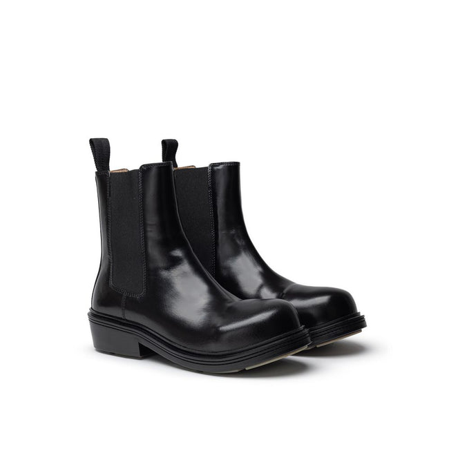 Black Leather Chelsea BootsBottega Veneta Brushed Leather Fireman Boot Versatile and practical, Bottega Veneta’s Fireman Chelsea boots are a modern wardrobe staple. Crafted from brushed black leather, they feature elastic inserts and a rubber sole. Sole: