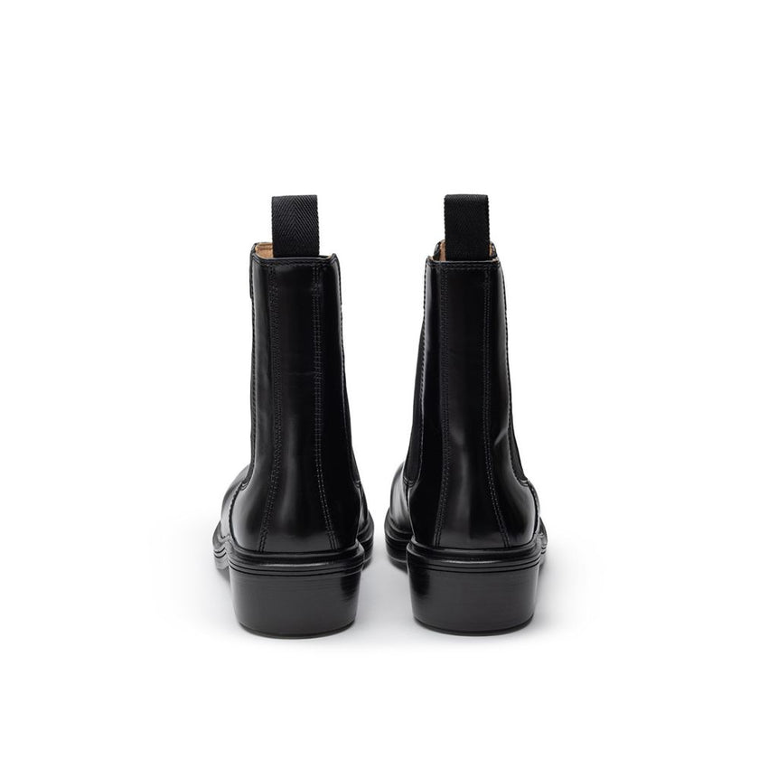 Black Leather Chelsea BootsBottega Veneta Brushed Leather Fireman Boot Versatile and practical, Bottega Veneta’s Fireman Chelsea boots are a modern wardrobe staple. Crafted from brushed black leather, they feature elastic inserts and a rubber sole. Sole: