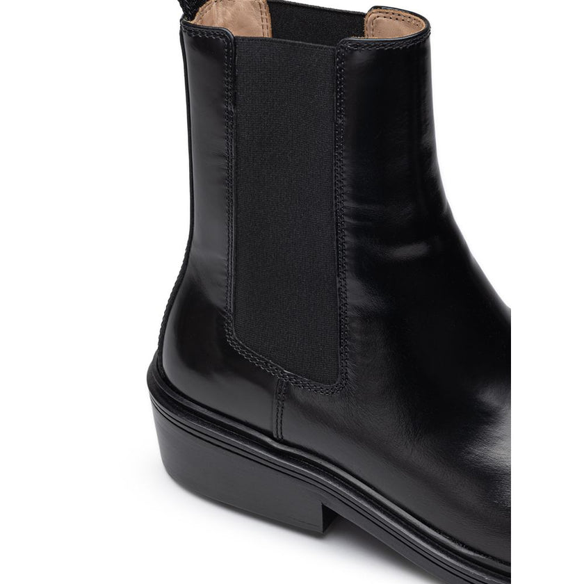 Black Leather Chelsea BootsBottega Veneta Brushed Leather Fireman Boot Versatile and practical, Bottega Veneta’s Fireman Chelsea boots are a modern wardrobe staple. Crafted from brushed black leather, they feature elastic inserts and a rubber sole. Sole:
