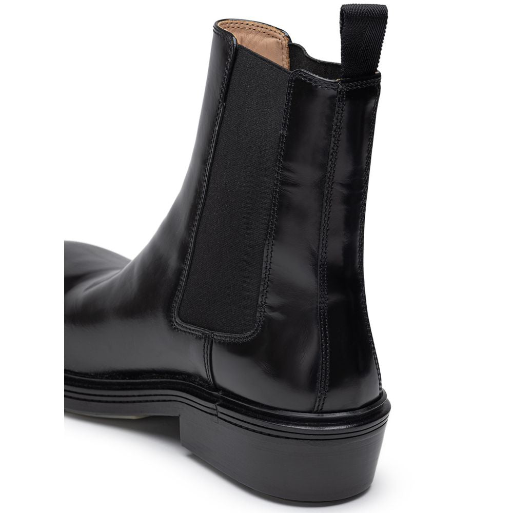 Black Leather Chelsea BootsBottega Veneta Brushed Leather Fireman Boot Versatile and practical, Bottega Veneta’s Fireman Chelsea boots are a modern wardrobe staple. Crafted from brushed black leather, they feature elastic inserts and a rubber sole. Sole: