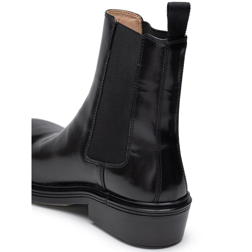 Black Leather Chelsea BootsBottega Veneta Brushed Leather Fireman Boot Versatile and practical, Bottega Veneta’s Fireman Chelsea boots are a modern wardrobe staple. Crafted from brushed black leather, they feature elastic inserts and a rubber sole. Sole: