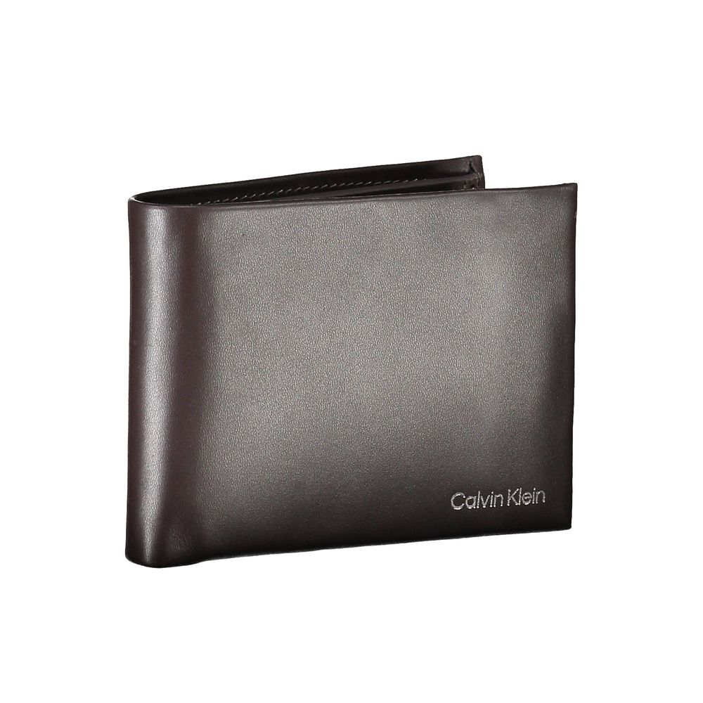 Elegant Leather Dual-Compartment WalletRefinement and functionality fuse in this exquisite Calvin Klein wallet, crafted from premium leather. Equipped with two compartments, this wallet offers ample space for currency and essential cards. A coin purse add